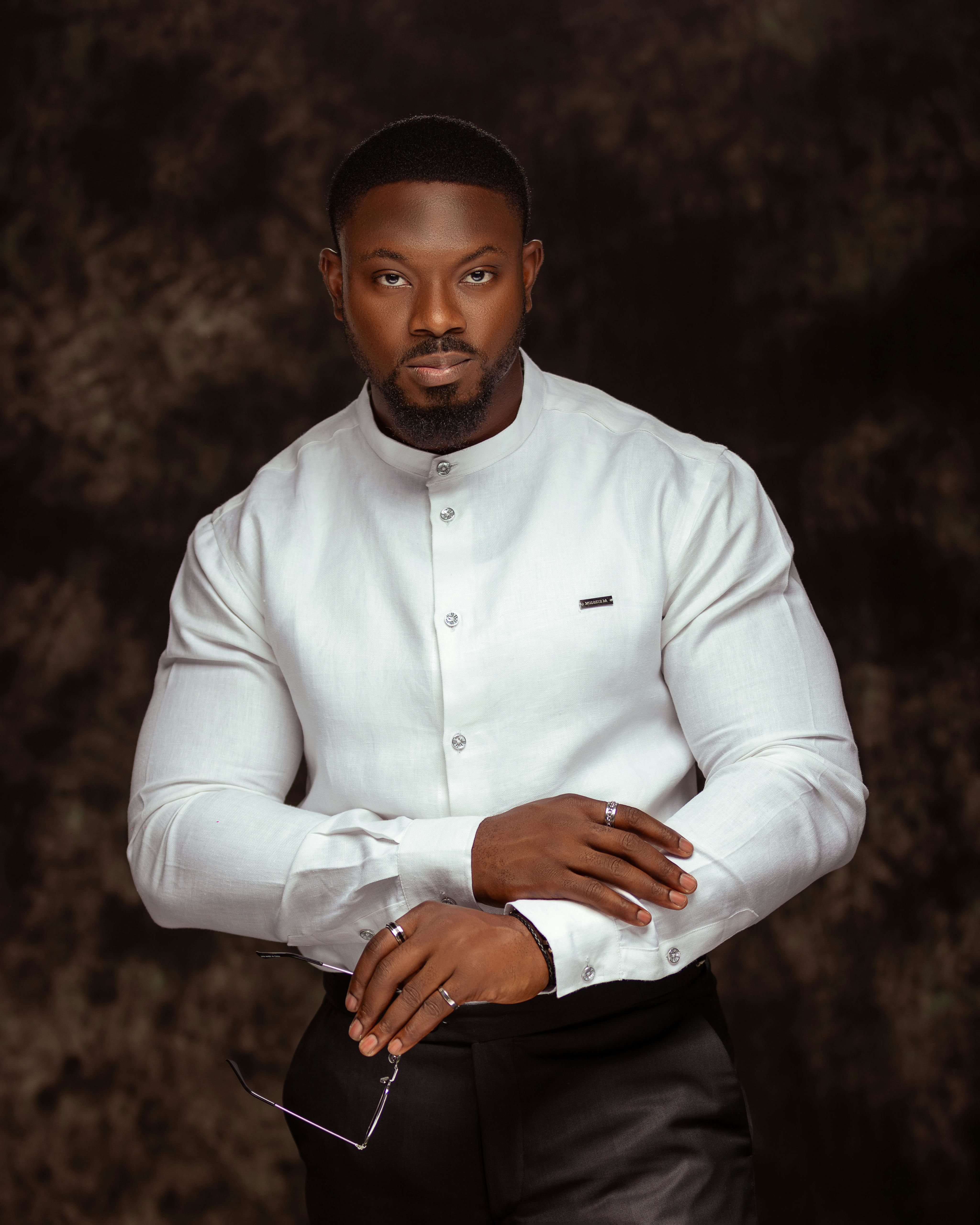 Image of 2 retro cars in a driveway of a Palm Springs house