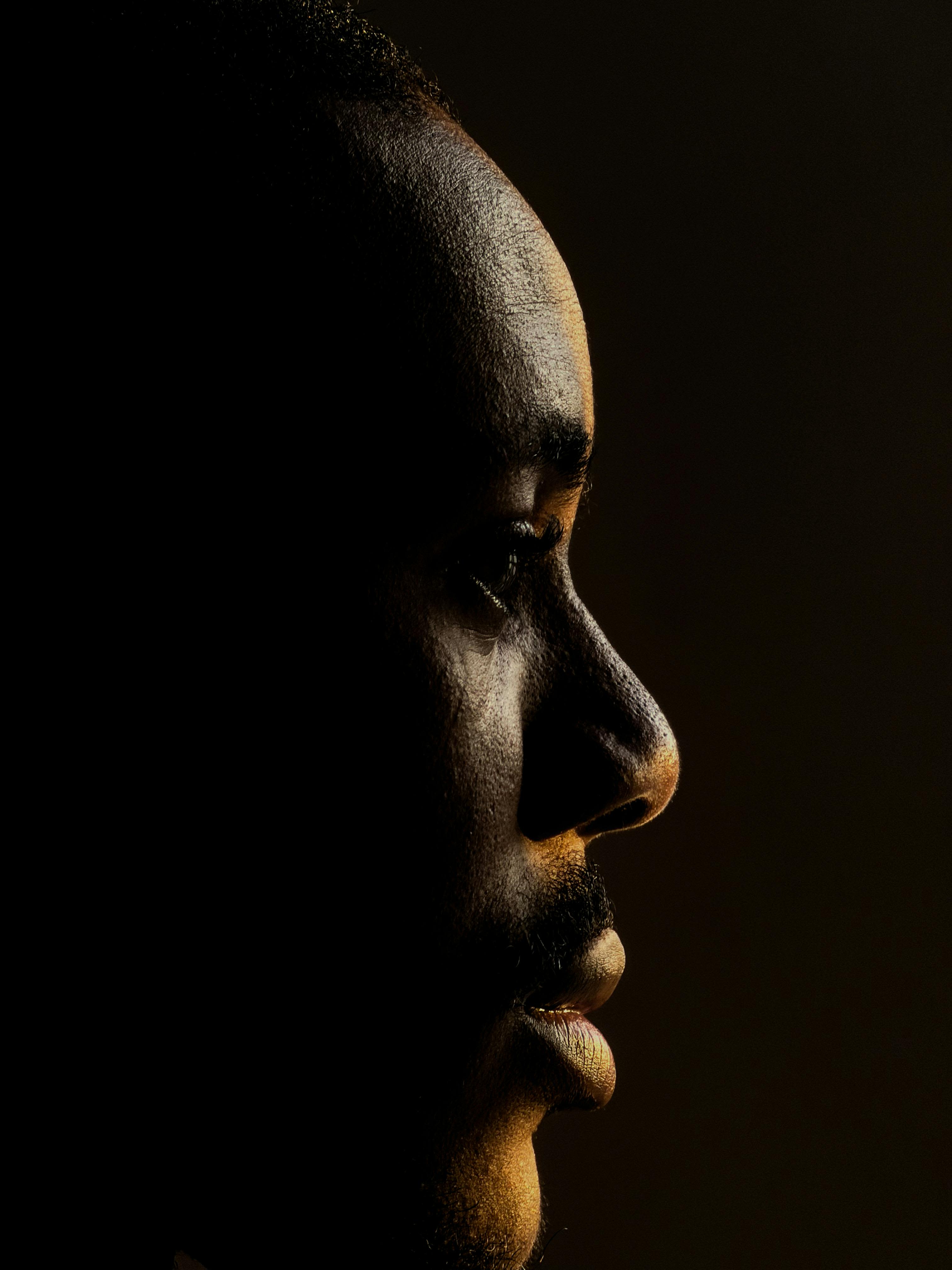Image of 2 retro cars in a driveway of a Palm Springs house