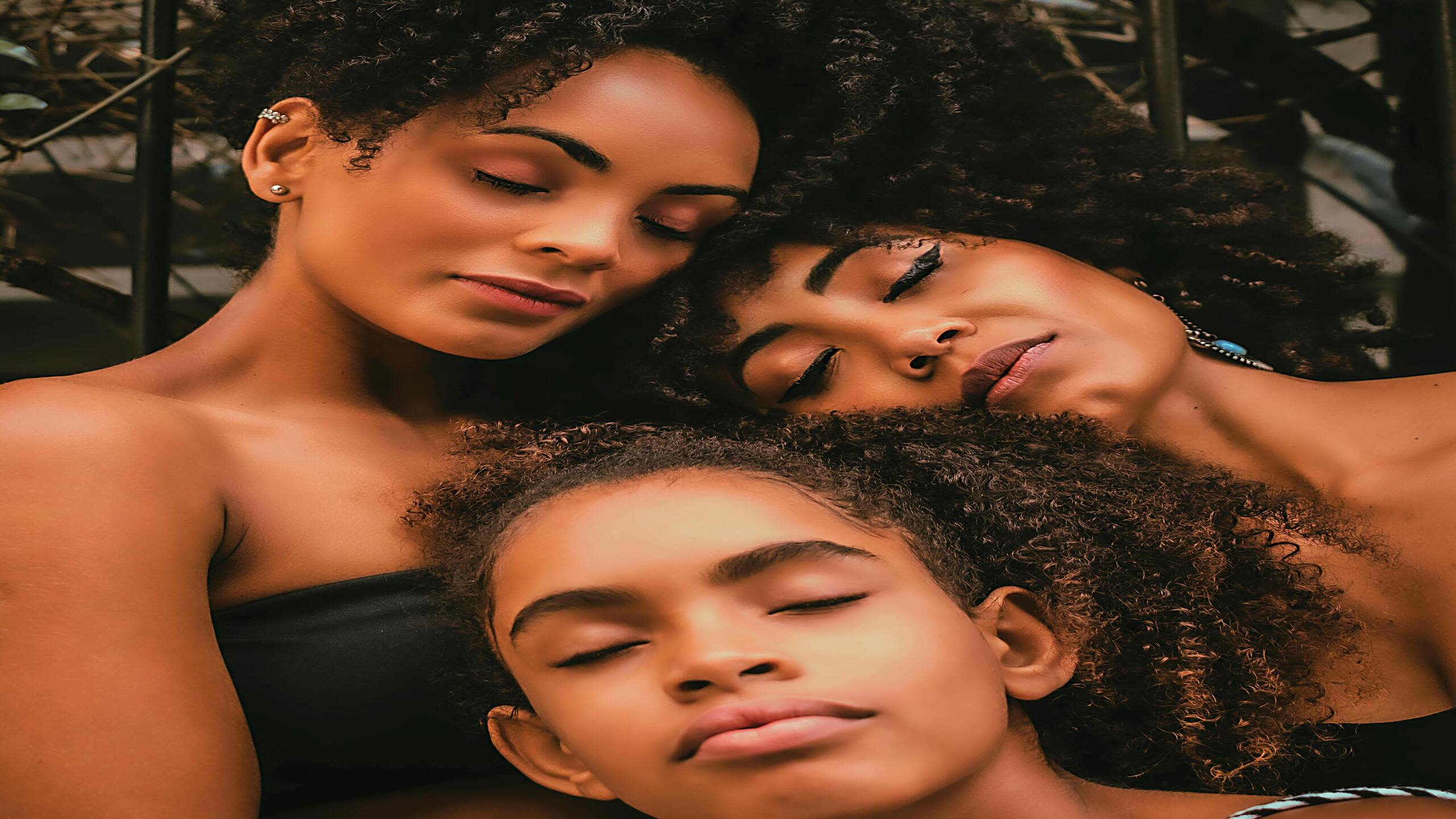 Image of 2 retro cars in a driveway of a Palm Springs house